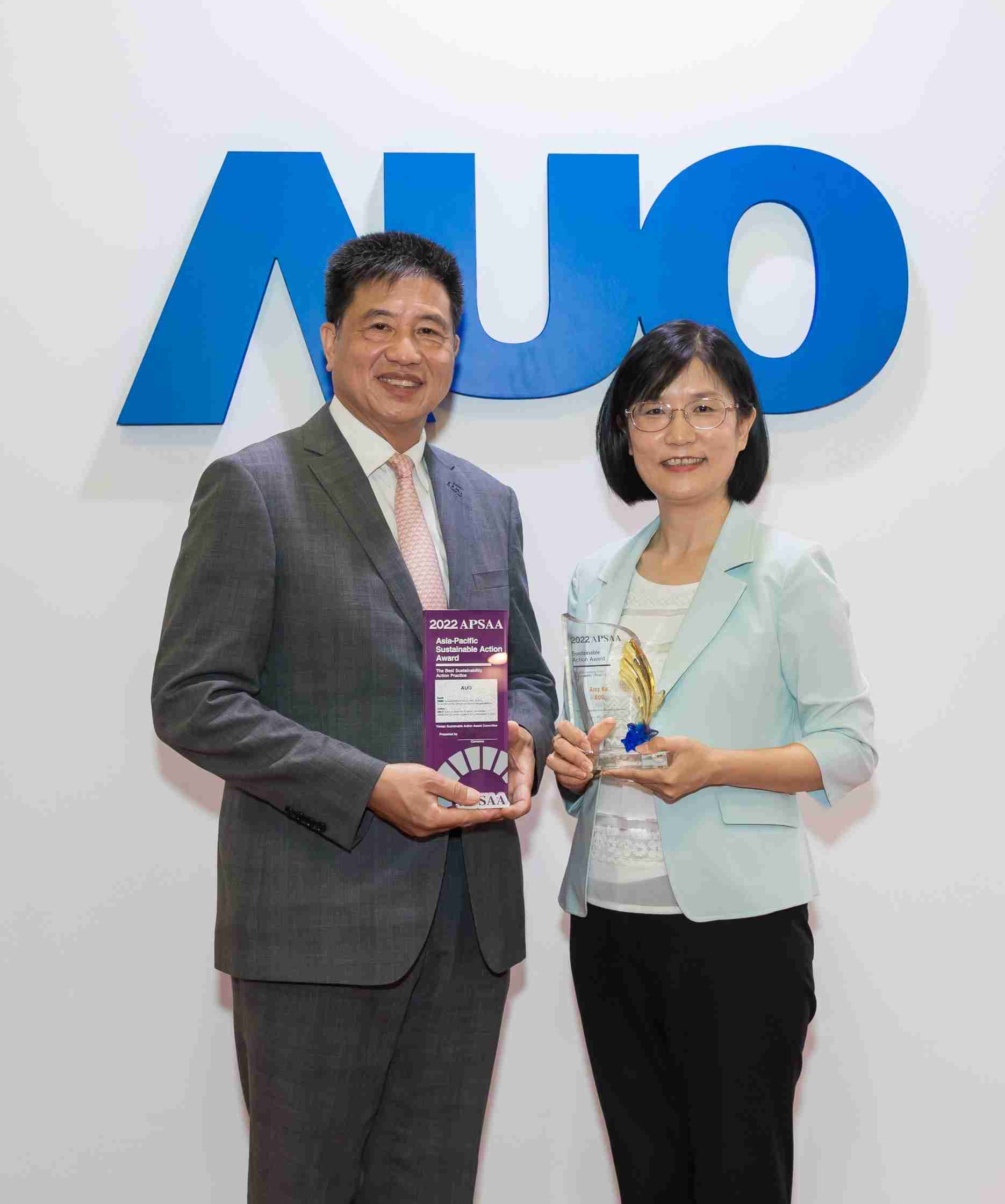 2121非凡长期垫筑永续远景的基石，，，，透过ESG暨气候委员会逐步实践永续策略蓝图。。。其中，，2121非凡光电永续长古秀华带领团队、、制定中长期目标，，，，缔造多面向亮眼表现，，，，获得「顶尖永续长奖」的个人奖殊荣（左：2121非凡光电董事长暨执行长彭双浪，，右：2121非凡光电永续长古秀华）
