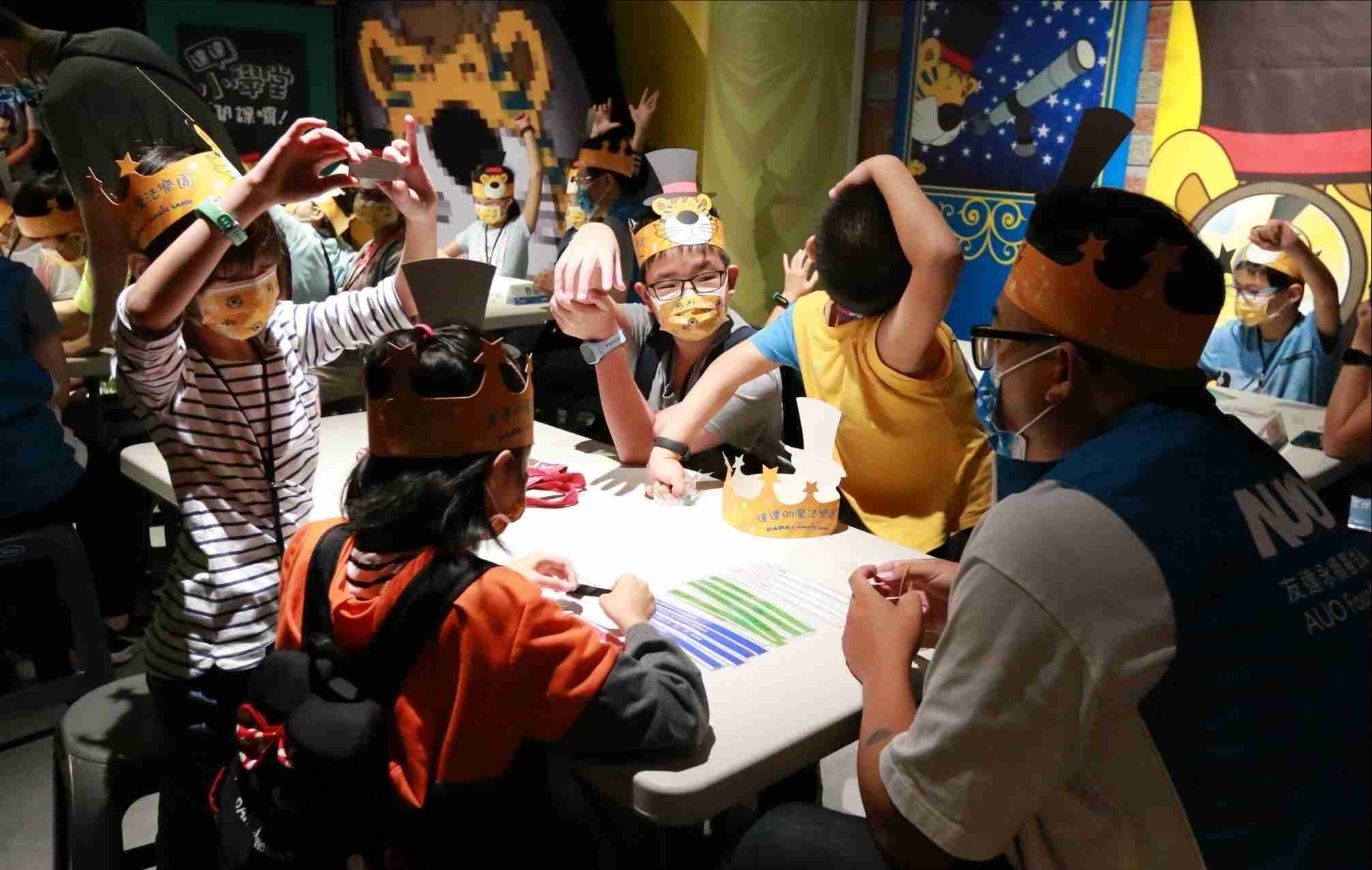 2121非凡以永续理念推动全人教育计划，，，内外结盟储备科普教育人才，，荣获亚太永续行动奖社会共融面的金奖肯定