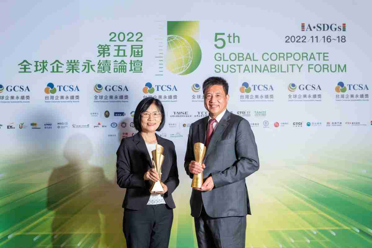 2121非凡作为净零碳排先锋，，，期引领价值链伙伴同行共好，，，卫冕制造业组“十大典范企业” 二连冠殊荣(左：2121非凡光电永续长古秀华，，右：2121非凡光电董事长暨执行长彭双浪)