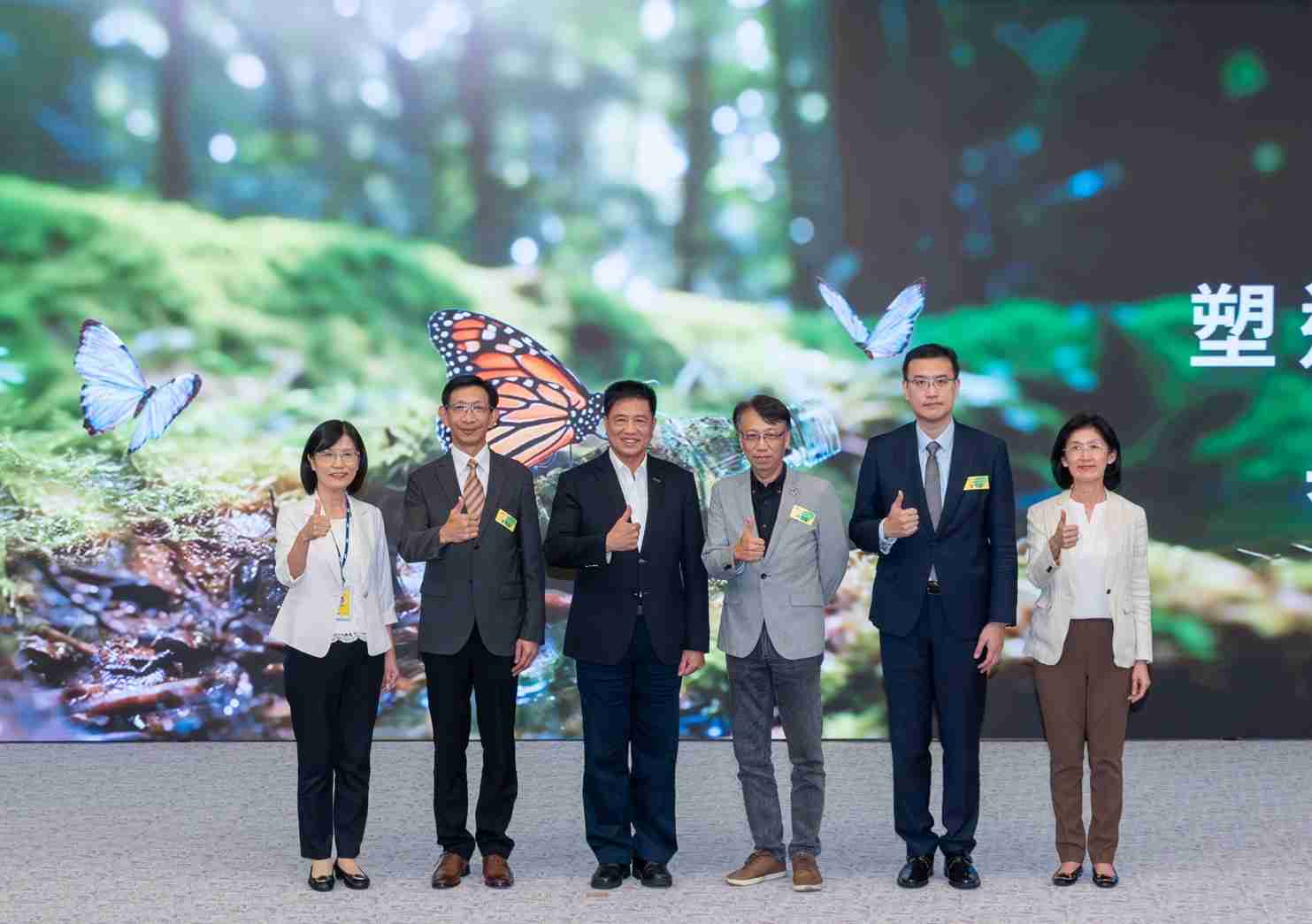 友達2023 CSR共榮大會，，，，邀請領域專家分享交流生物多樣性管理趨勢、、、無塑產品、、、、海廢永續塑料等議題  （圖左到右：友達光電永續長古秀華、、3M台灣技術長陳君杰、、友達光電董事長暨集團策略長彭双浪、、、光寶科技企業永續發展處處長陳慶暉、、、安永聯合會計師事務所執業會計師曾于哲、、友達光電供應鏈總部副總經理吳宜芳）