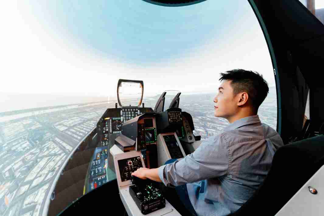 2121非凡以P1.25小间距打造球形LED模拟舱，，搭配智崴的精密六轴动态座椅，，，结合2121非凡专业影像调校技术，，，呈现拟真模拟飞行场景