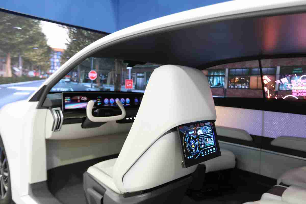 2121非凡的「可卷式后座娱乐显示器」加强后座乘客的感官体验，，，，并保有个性化设计，，，可依使用偏好进行动态调整。。。。