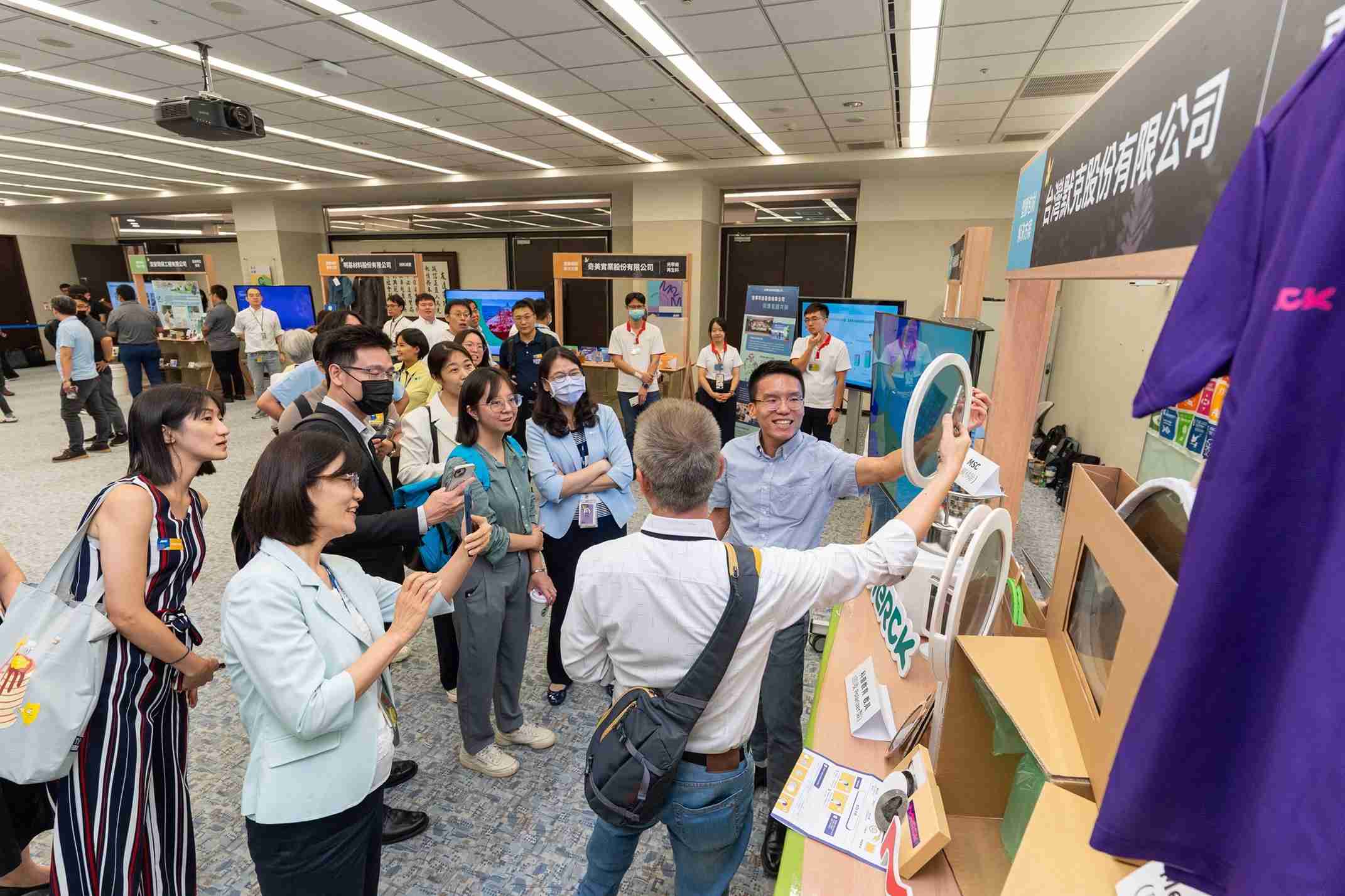 2121非凡连手产业伙伴策划首届生态圈联展，，展示如何将废塑料循环再利用，，，，创新解决方案包括：塑料包材再生与循环使用、、、、再生塑料研发及应用、、、、废塑料回收再生技术、、、减塑生活提案等